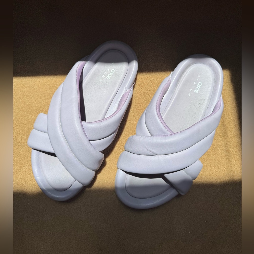 ASOS DESIGN Puffy Crisscross Slide Sandals – Lilac